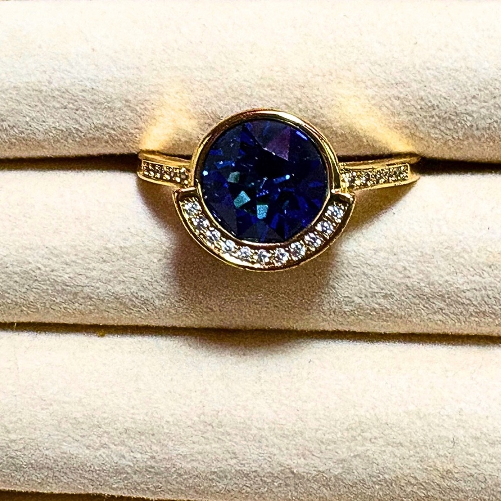 BRILLIANT BLUE STONE RING Fashion Ring Rhinestones & Goldtone Band Women’s SZ 9